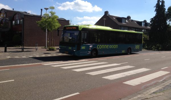 Voor de bus langs oversteken