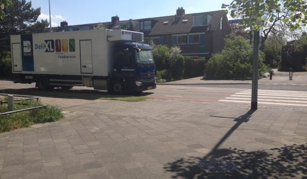 geparkeerde vrachtwagen belemmert het zicht op overstekende kinderen